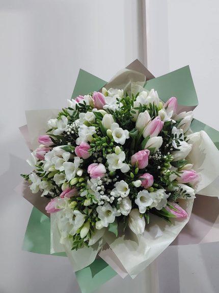 Buchet mix lalele și frezii-51 fire