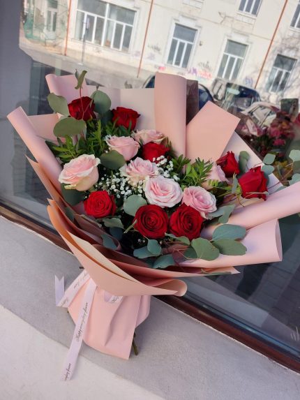 15 trandafiri roșu și roz