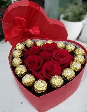 Buchet 7 trandafiri+fererro