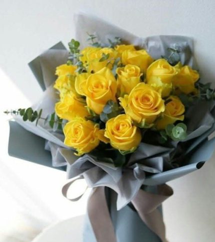 Buchet 15 trandafiri, eucalipt