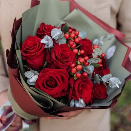 Buchet de 9 trandafiri + hipericum si eucalipt